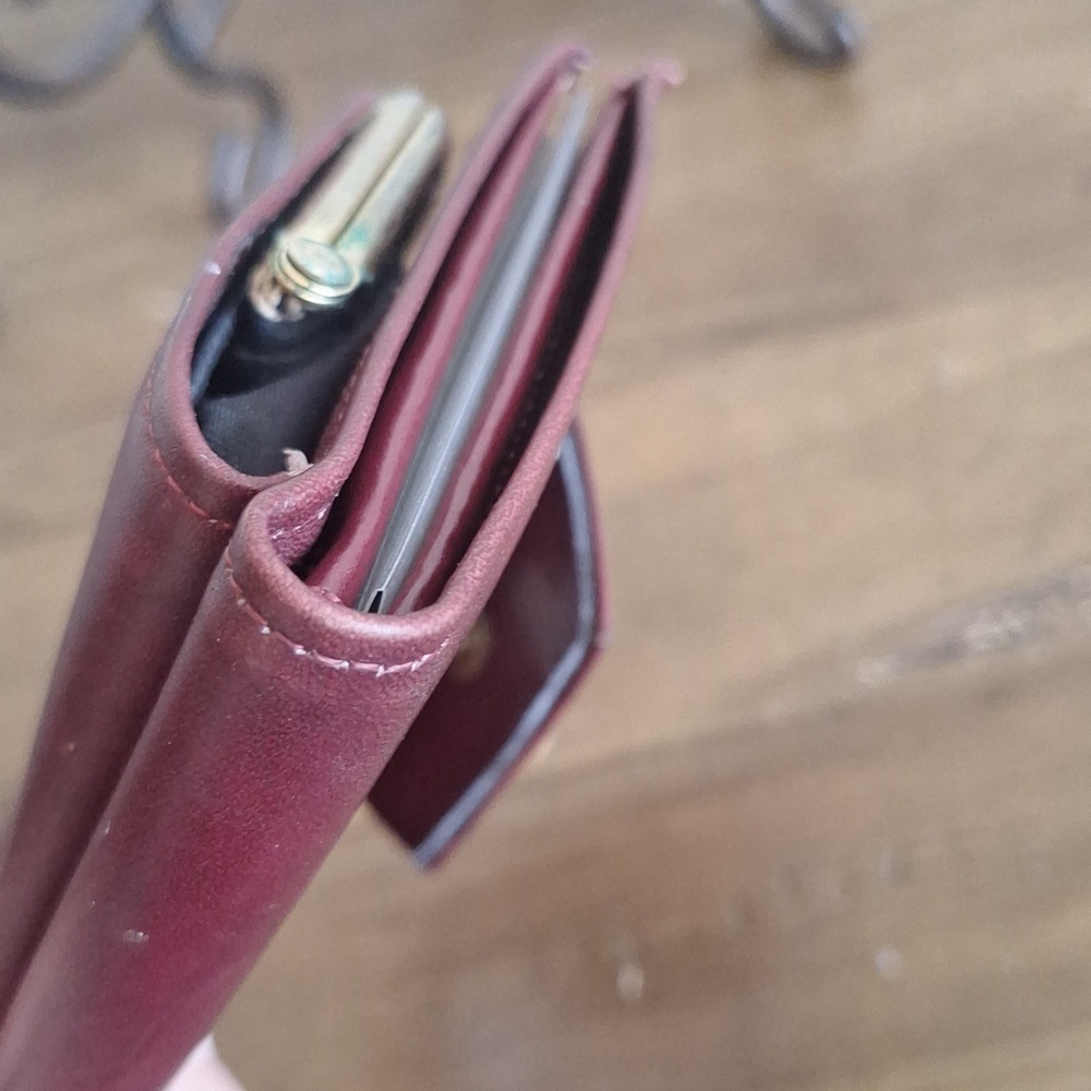 Vintage Rolfs Cowhide Wallet | Oxblood Leather Floral Embossed | Rare Key Slots - Picture 15 of 16